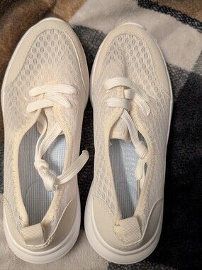 Women’s Lightweight Cream Sneakers